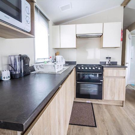 Lovely Caravan With Decking At Seawick Holiday Park In Essex Ref 27471Sw Clacton-on-Sea Kültér fotó