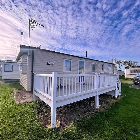 Lovely Caravan With Decking At Seawick Holiday Park In Essex Ref 27471Sw Clacton-on-Sea Kültér fotó
