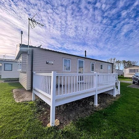 Lovely Caravan With Decking At Seawick Holiday Park In Essex Ref 27471Sw Clacton-on-Sea Kültér fotó