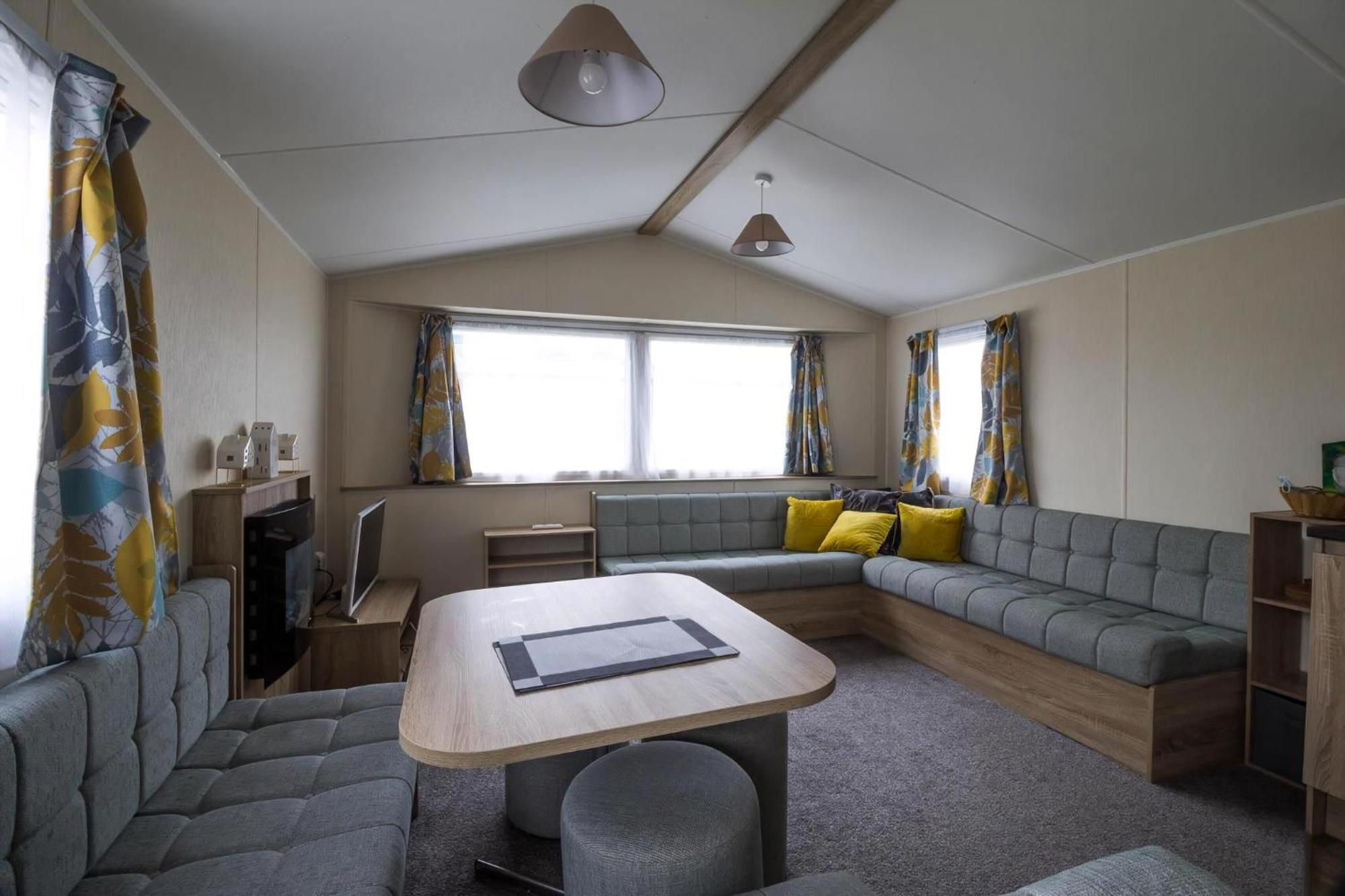 Lovely Caravan With Decking At Seawick Holiday Park In Essex Ref 27471Sw Clacton-on-Sea Kültér fotó