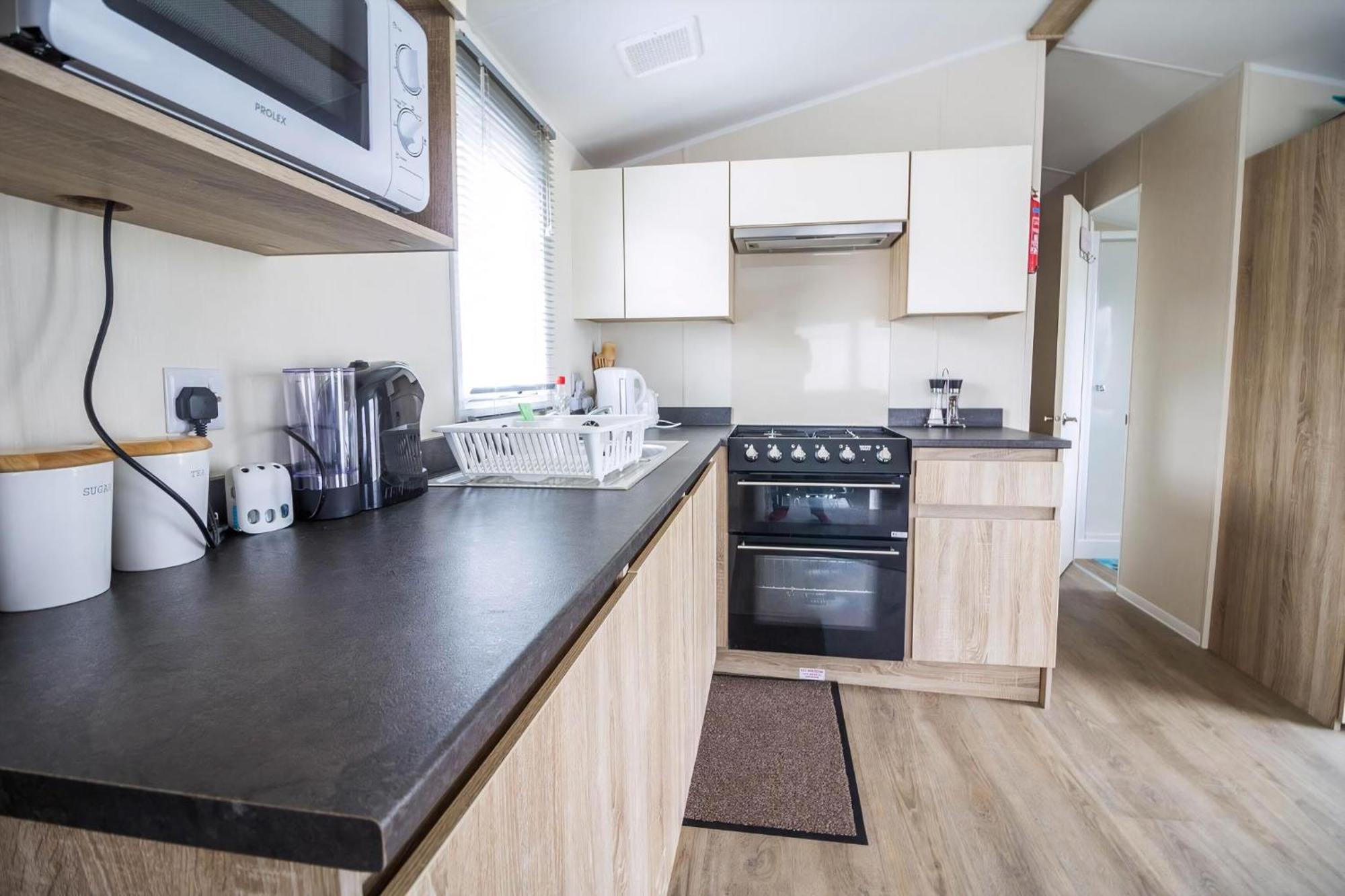 Lovely Caravan With Decking At Seawick Holiday Park In Essex Ref 27471Sw Clacton-on-Sea Kültér fotó