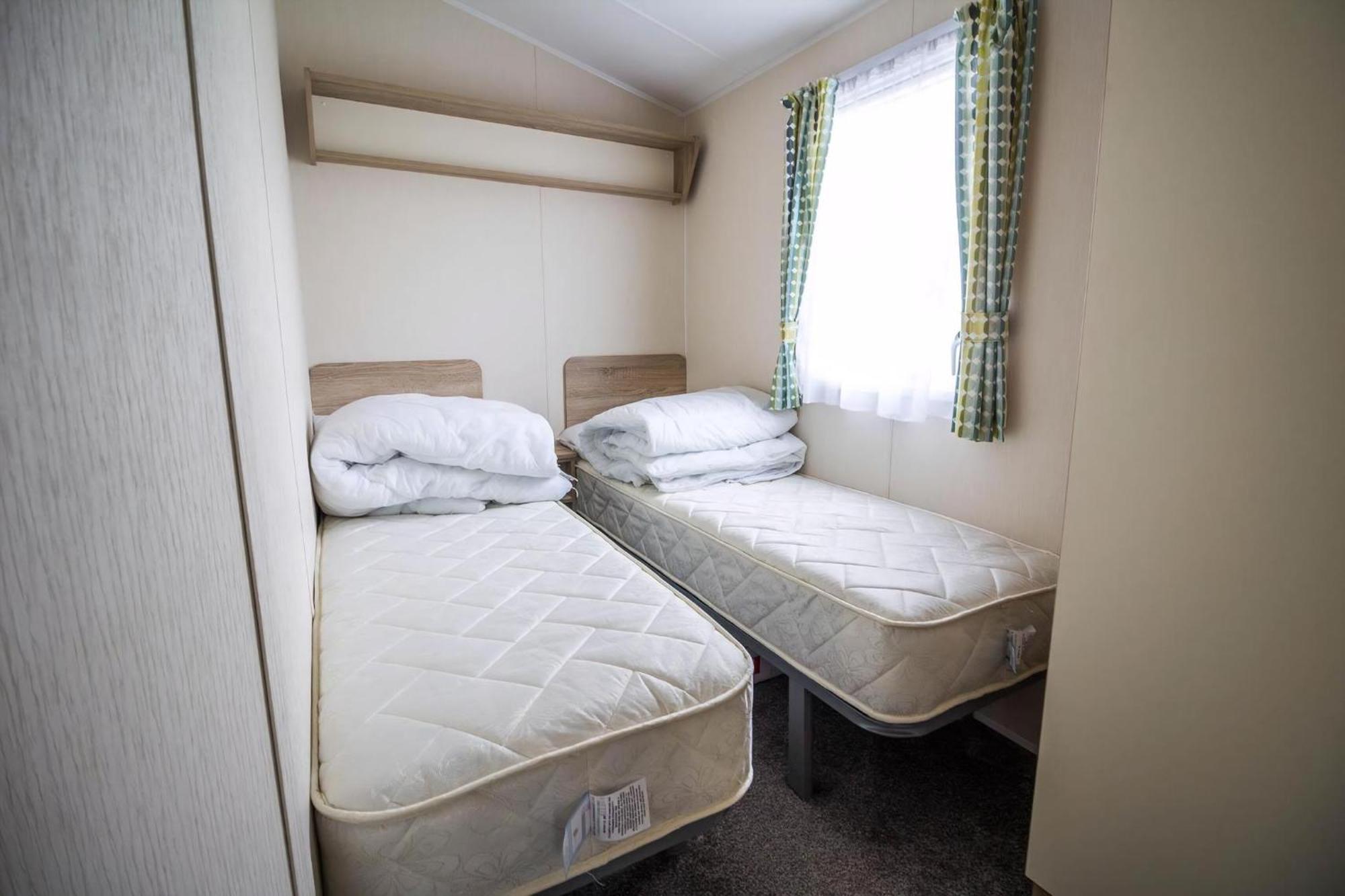 Lovely Caravan With Decking At Seawick Holiday Park In Essex Ref 27471Sw Clacton-on-Sea Kültér fotó