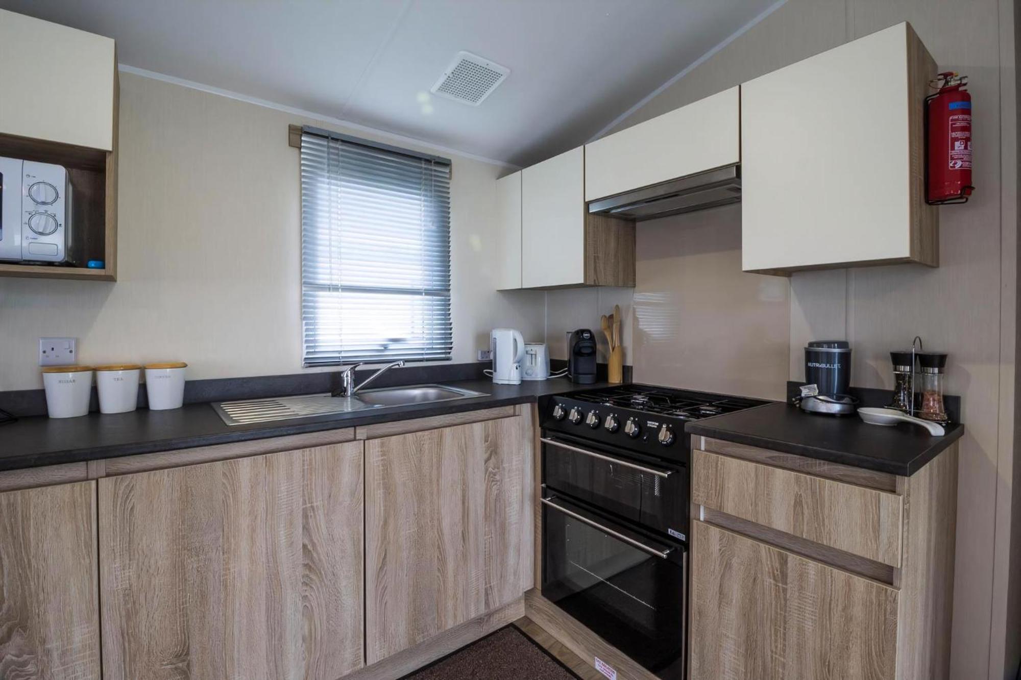 Lovely Caravan With Decking At Seawick Holiday Park In Essex Ref 27471Sw Clacton-on-Sea Kültér fotó