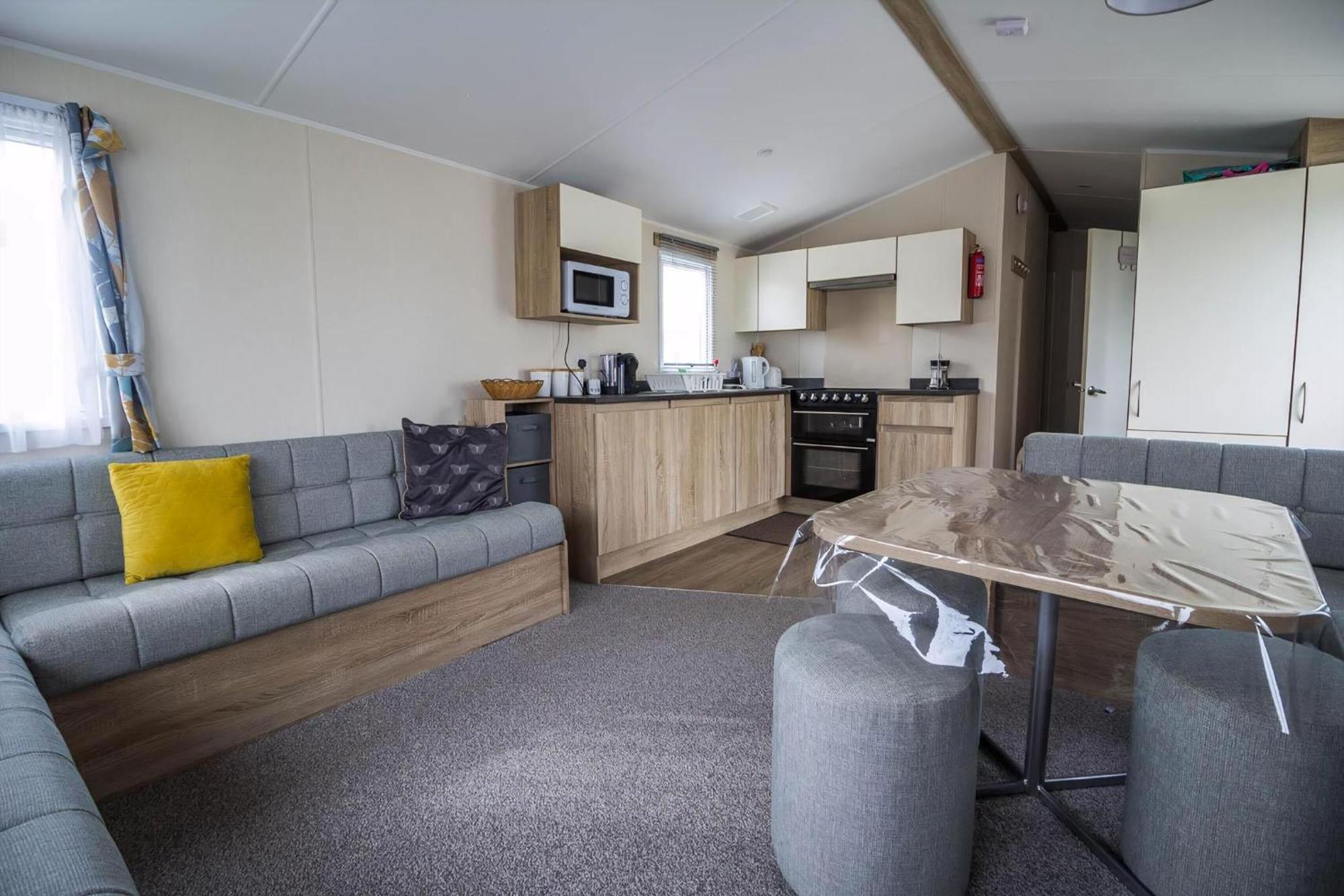 Lovely Caravan With Decking At Seawick Holiday Park In Essex Ref 27471Sw Clacton-on-Sea Kültér fotó