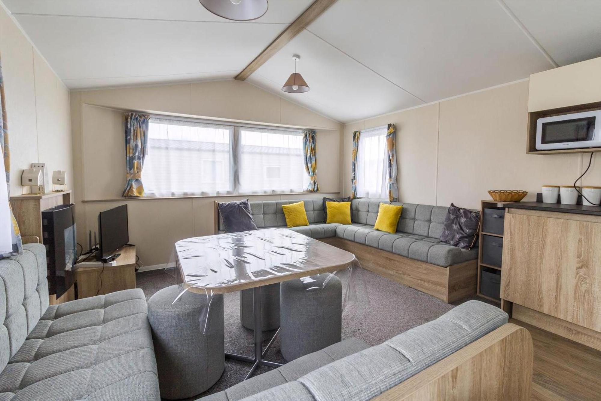 Lovely Caravan With Decking At Seawick Holiday Park In Essex Ref 27471Sw Clacton-on-Sea Kültér fotó