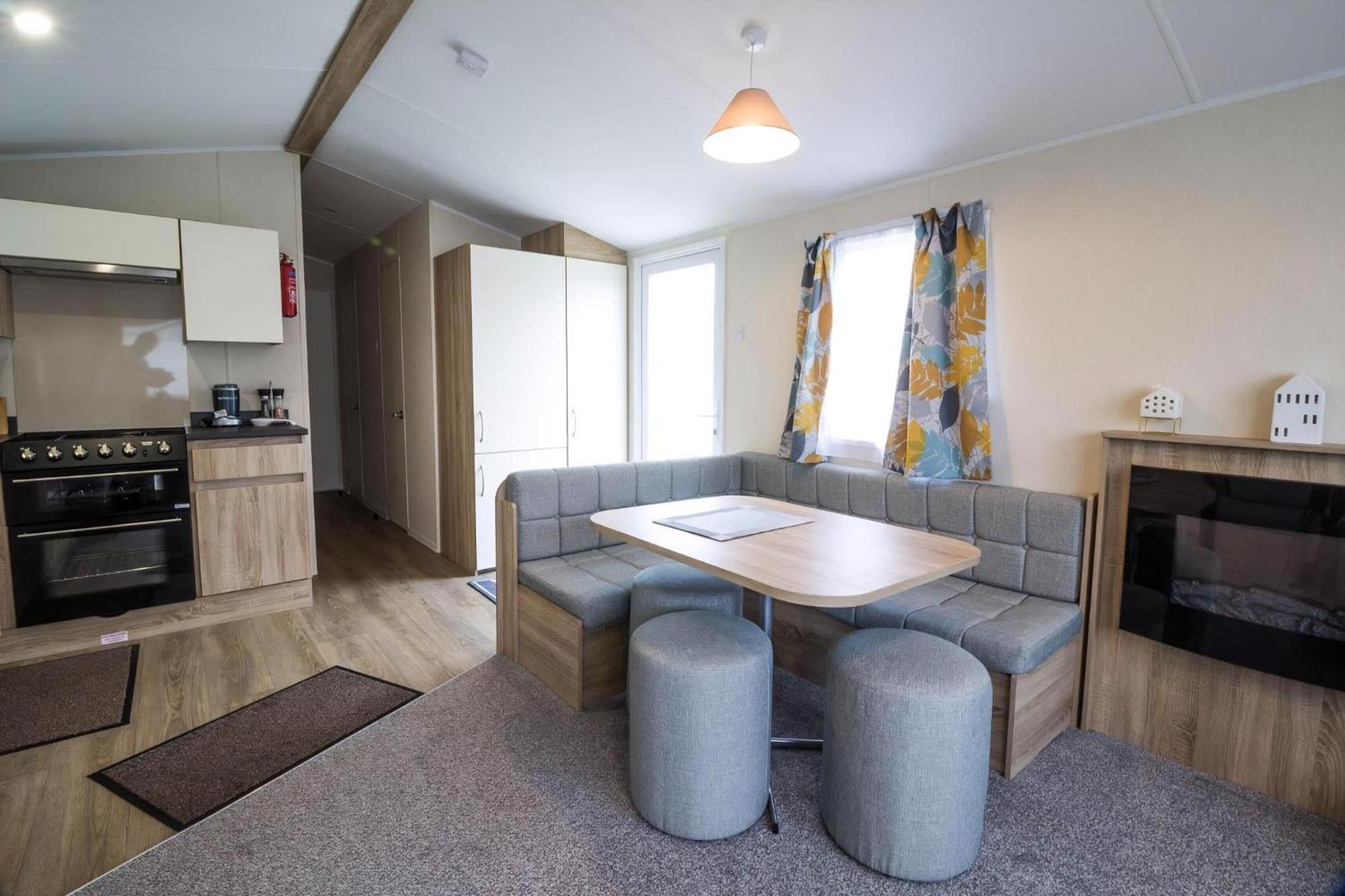 Lovely Caravan With Decking At Seawick Holiday Park In Essex Ref 27471Sw Clacton-on-Sea Kültér fotó